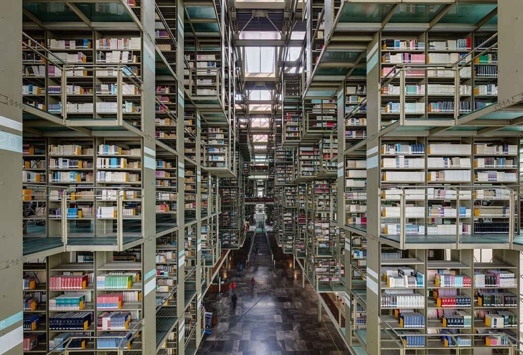 Interior de la Biblioteca Vasconcelos con sus estanterías suspendidas