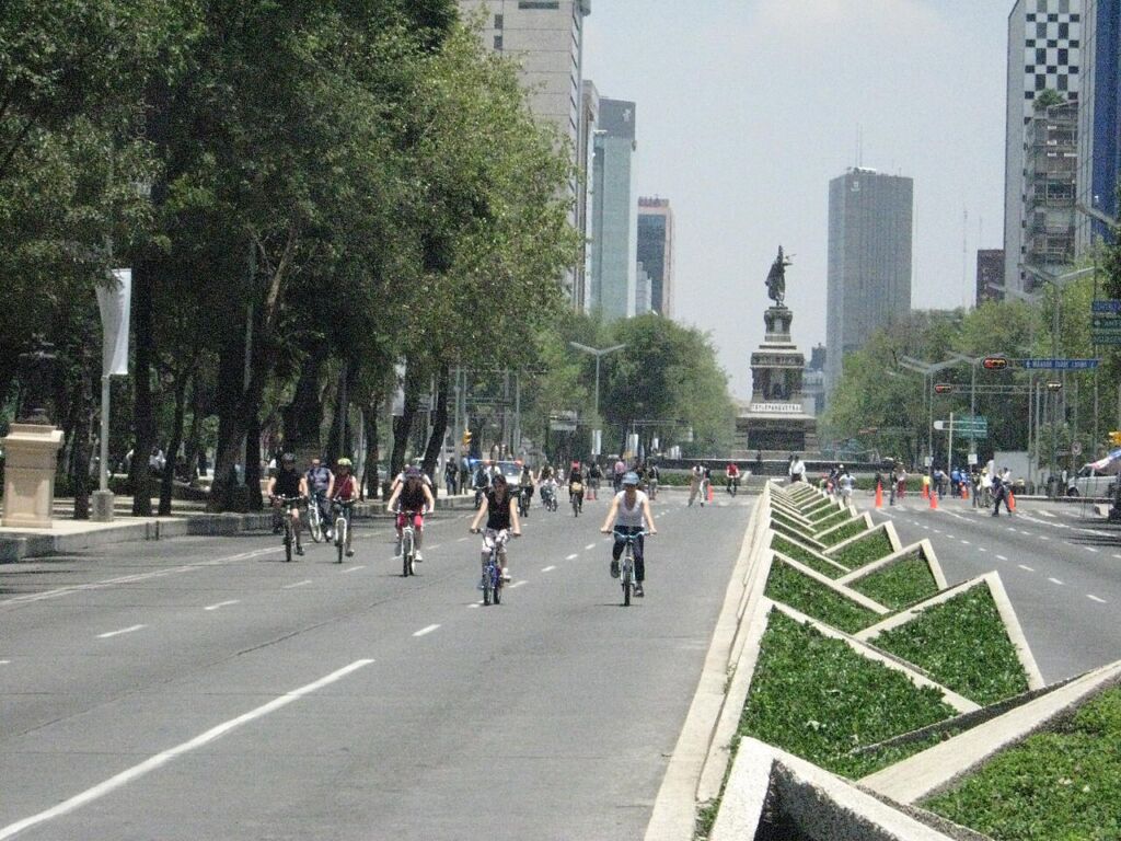 Ciclistas en el paseo dominical sobre Paseo de la Reforma