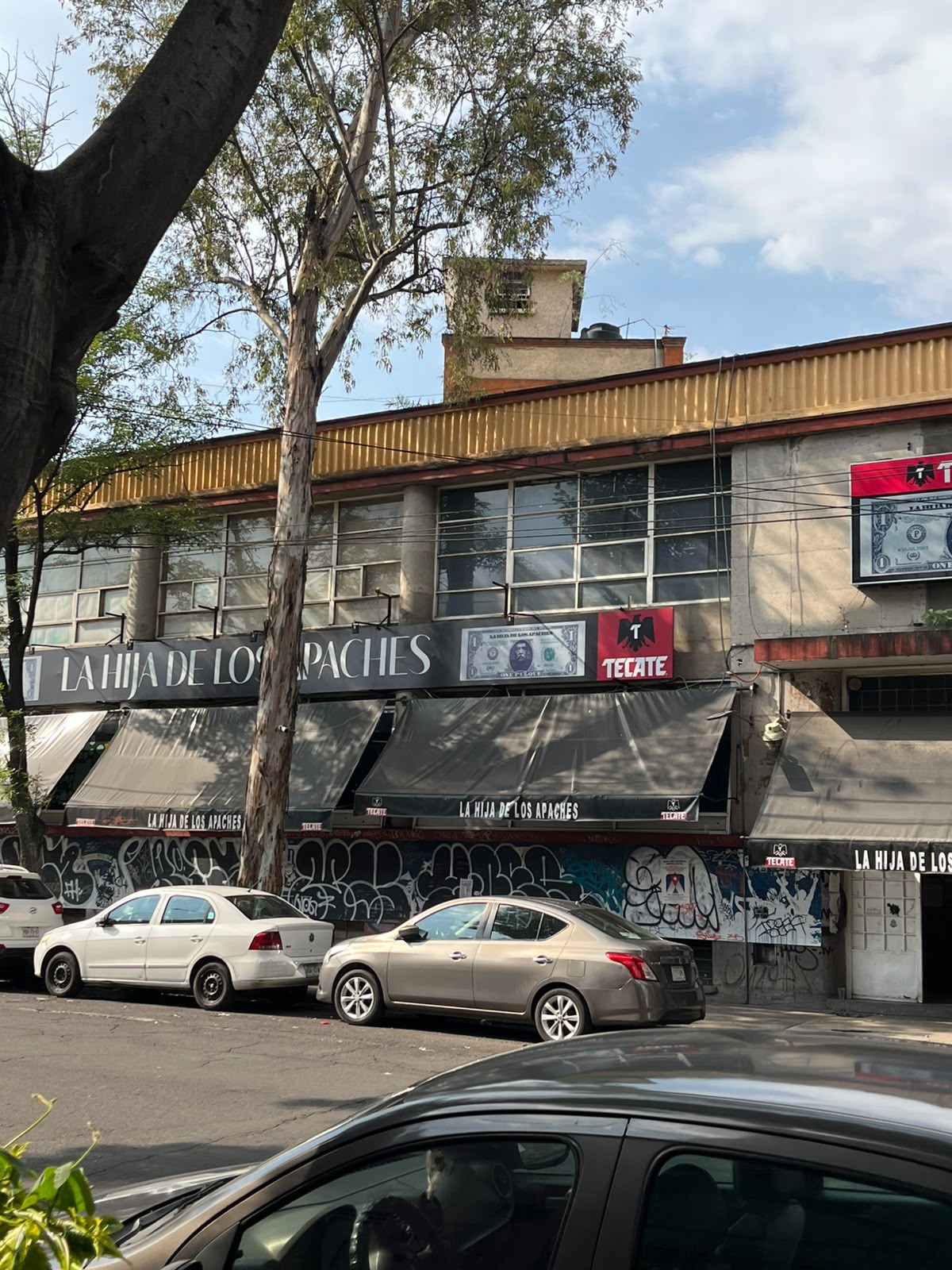 La Hija de los Apaches, cantina a la vuelta de la Arena México