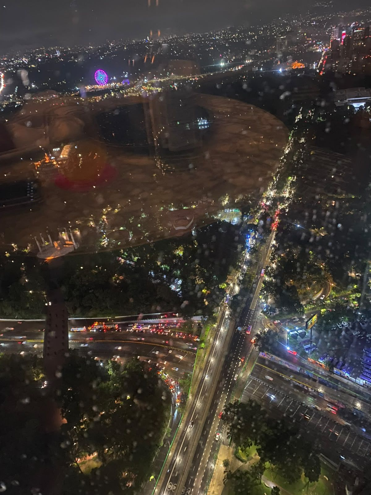 Ciudad de México iluminada de noche vista desde Ling Ling, sobre Paseo de la Reforma