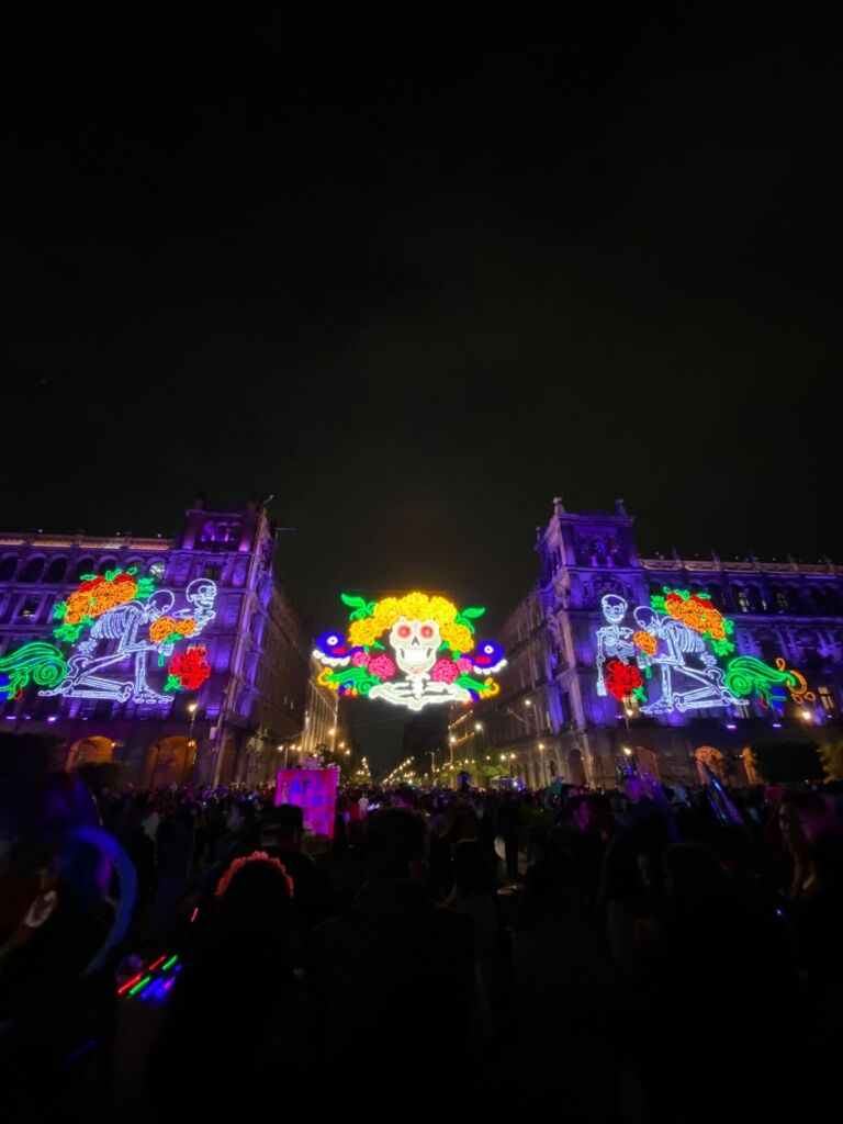 Calle del Centro Histórico con calaveras de luces en las fachadas durante Día de Muertos
