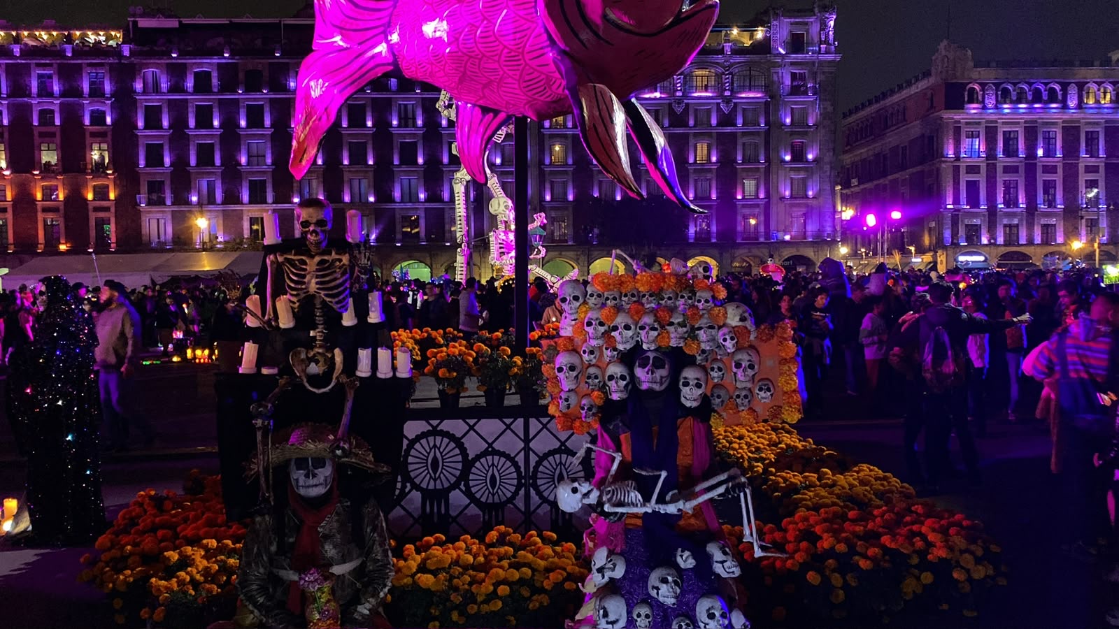 Catrinas y esqueletos decorados entre flores de cempasúchil en el Centro Histórico de la CDMX