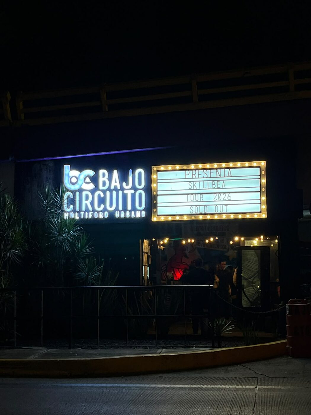 Marquesina iluminada de Bajo Circuito Multiforo Urbano anunciando «Presenta Skillbea Tour 2026 Sold Out» en la entrada del foro