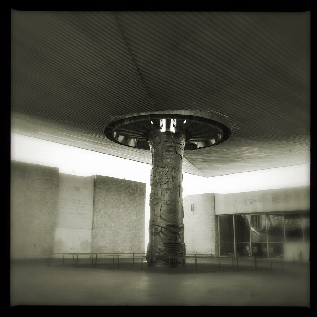 Patio central y paraguas del Museo Nacional de Antropología, Ciudad de México