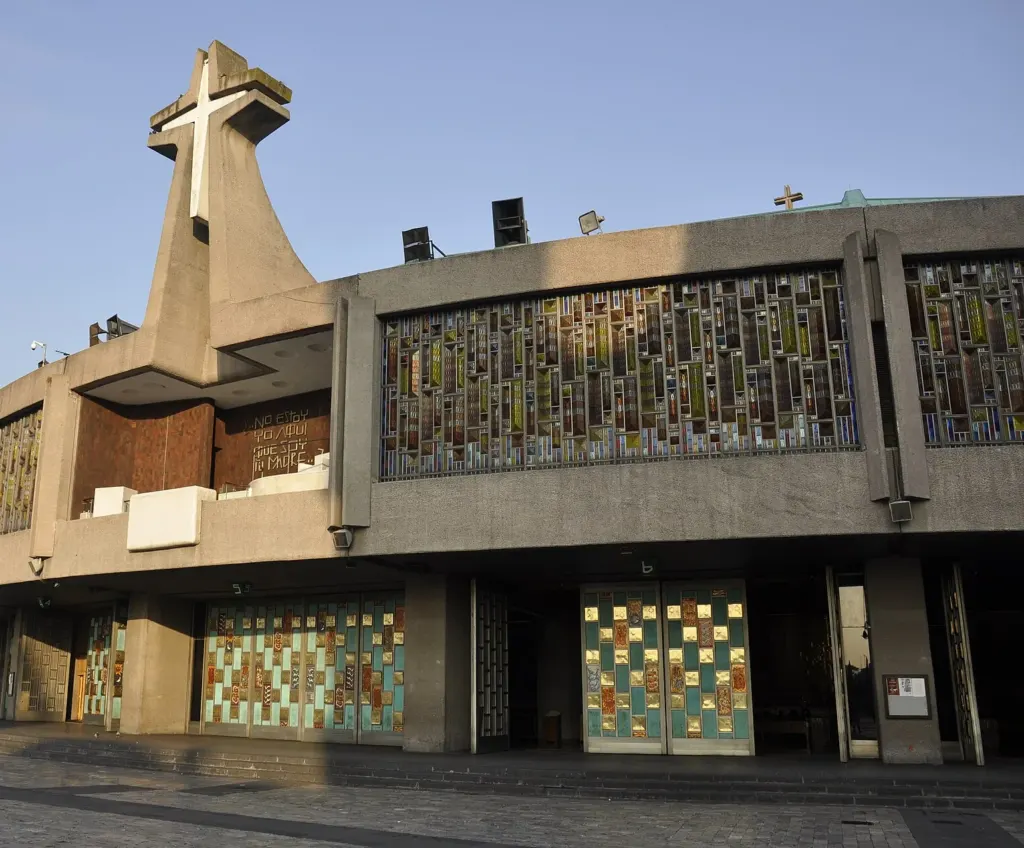 Fachada de la Nueva Basílica de Guadalupe con su gran cruz de concreto y los vitrales de colores