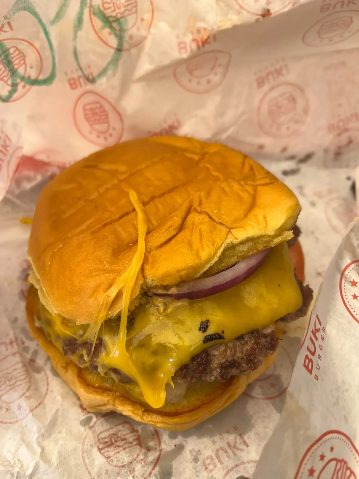 Hamburguesa smash con cebolla morada en Buki Burger, Roma Norte
