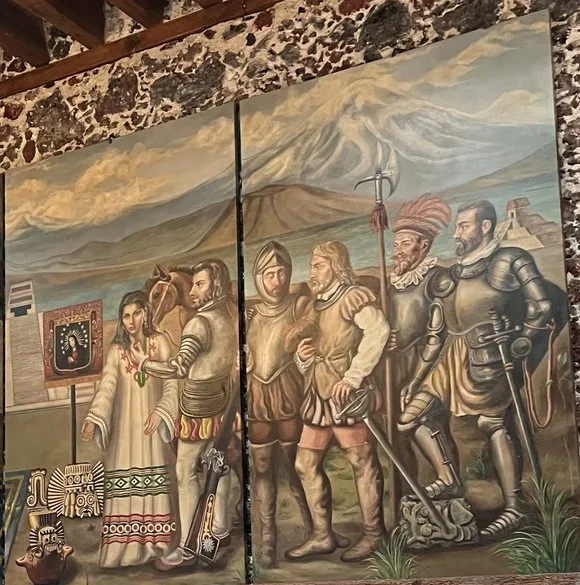 Detalle de la pintura de Café de Tacuba: una mujer de huipil, un caballo y soldados con armadura frente a un volcán nevado