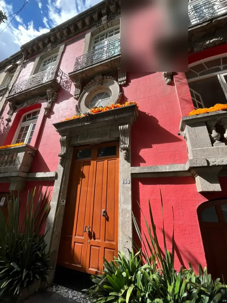 Fachada roja de Casa Goliana, casona de principios del siglo XX en la calle Guanajuato de la Roma Norte