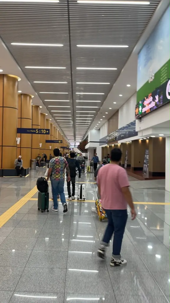 Pasillo de la Terminal 1 del aeropuerto de la Ciudad de México con pasajeros