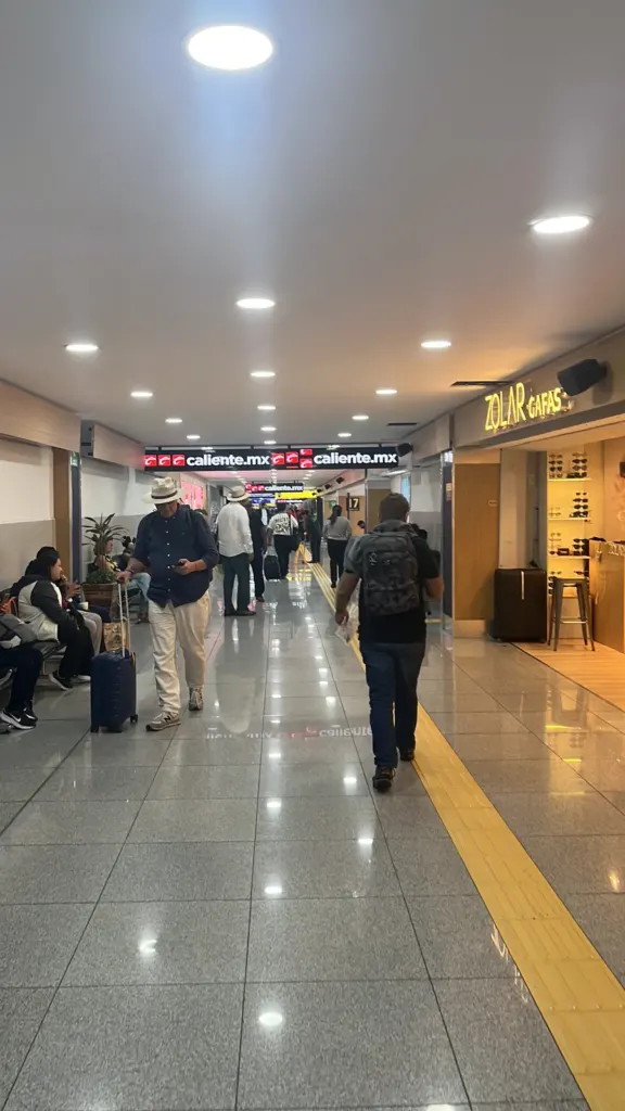 Pasillo con locales comerciales en la Terminal 1 del AICM