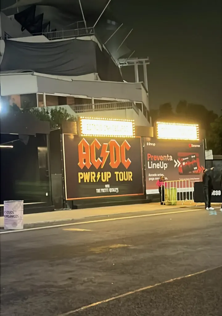 Acceso al Estadio GNP Seguros de noche con el cartel del AC/DC Power Up Tour y el de la preventa LineUp