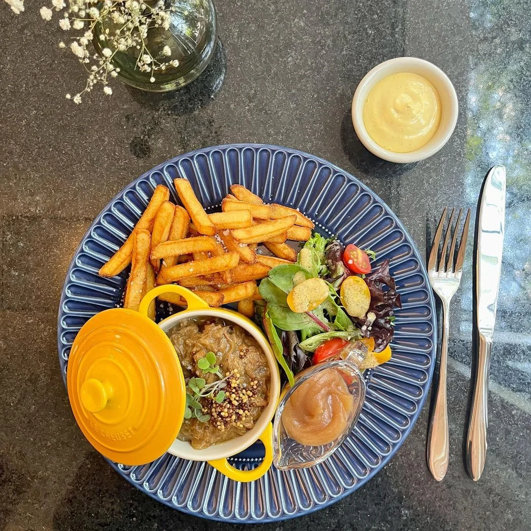 Papas belgas con guiso en Frituur, Condesa