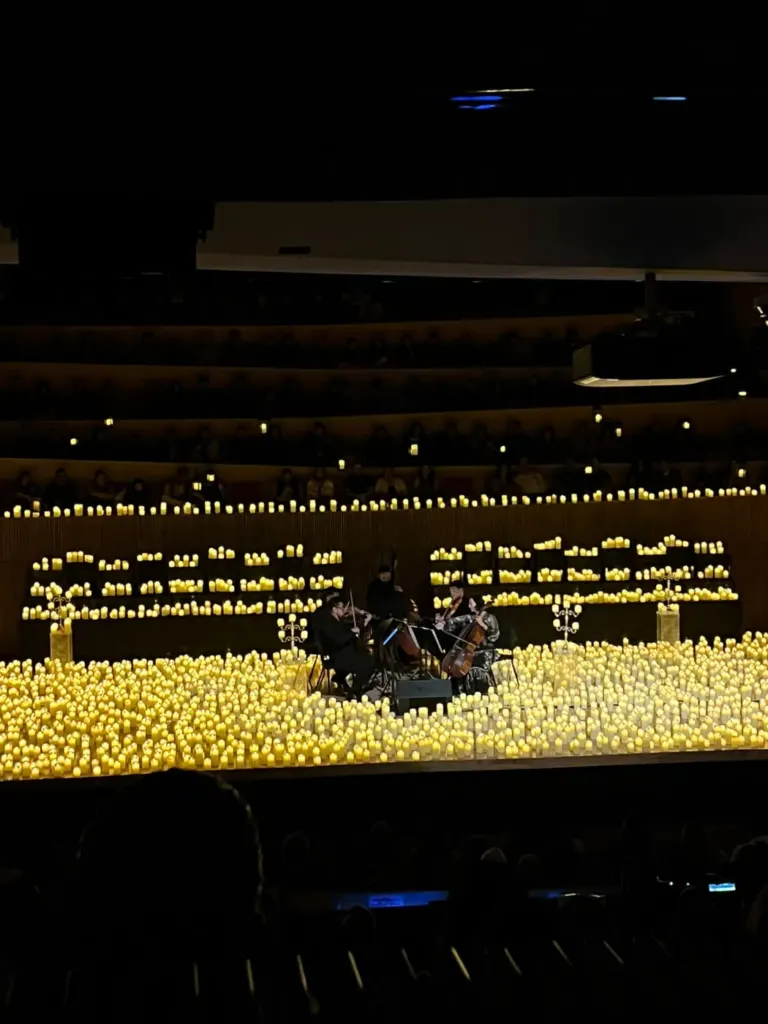 Mar de velas en el escenario de El Cantoral durante un concierto Candlelight en la CDMX