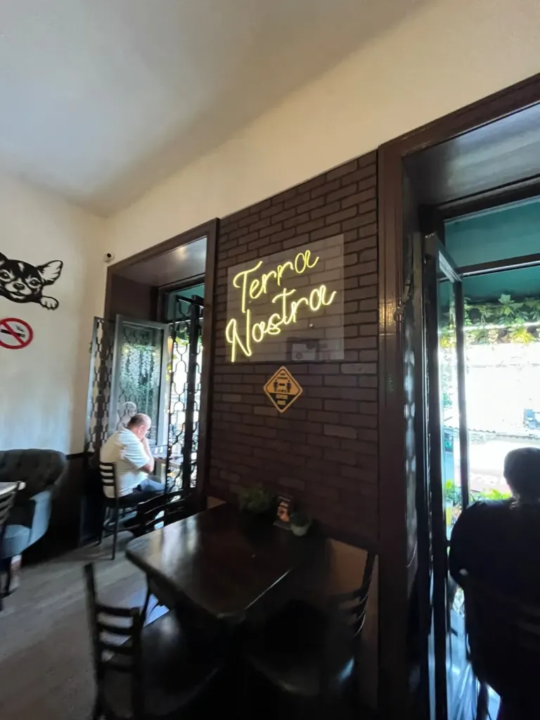 Letrero de neon de Terra Nostra, restaurante vegano en el Centro Historico de la CDMX