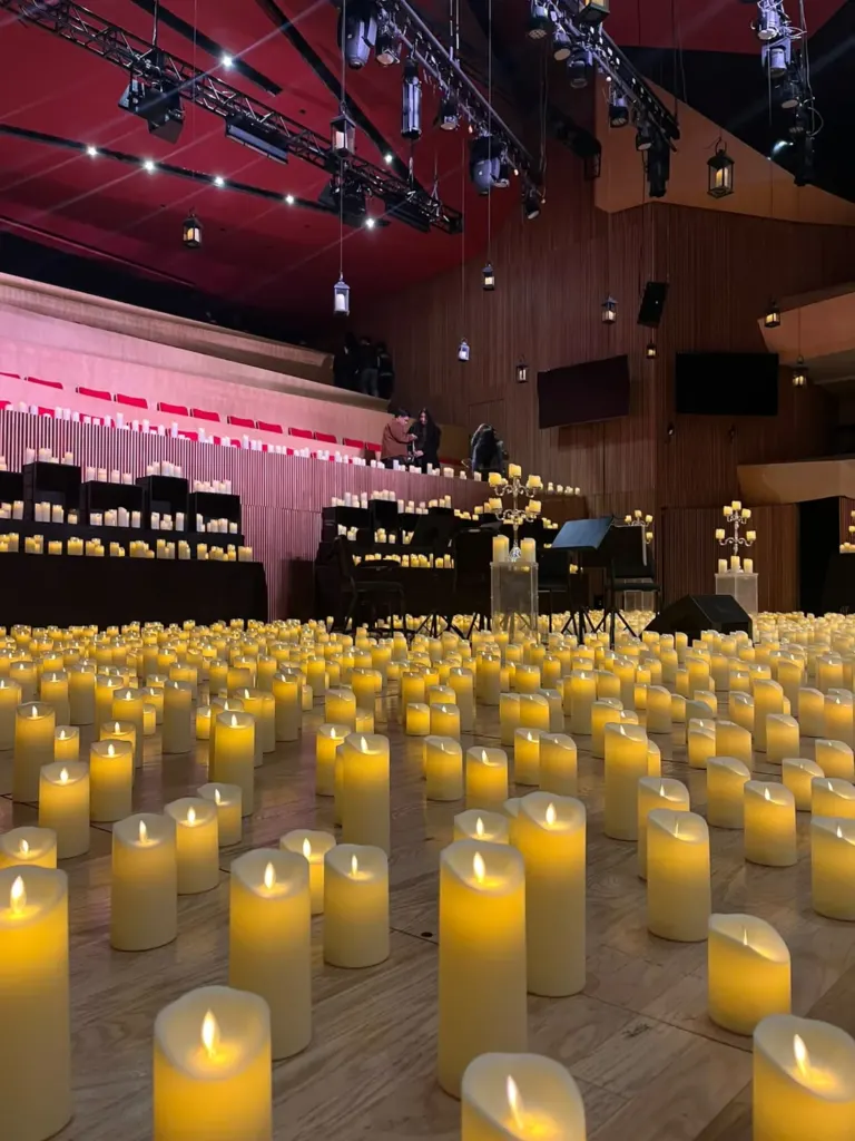 Sala de El Cantoral iluminada por velas en el concierto Candlelight de Las Cuatro Estaciones