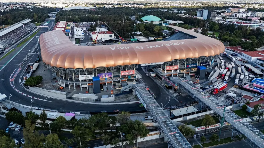 Vista aérea del Autódromo Hermanos Rodríguez con la gran cubierta del Foro Sol y la pista alrededor