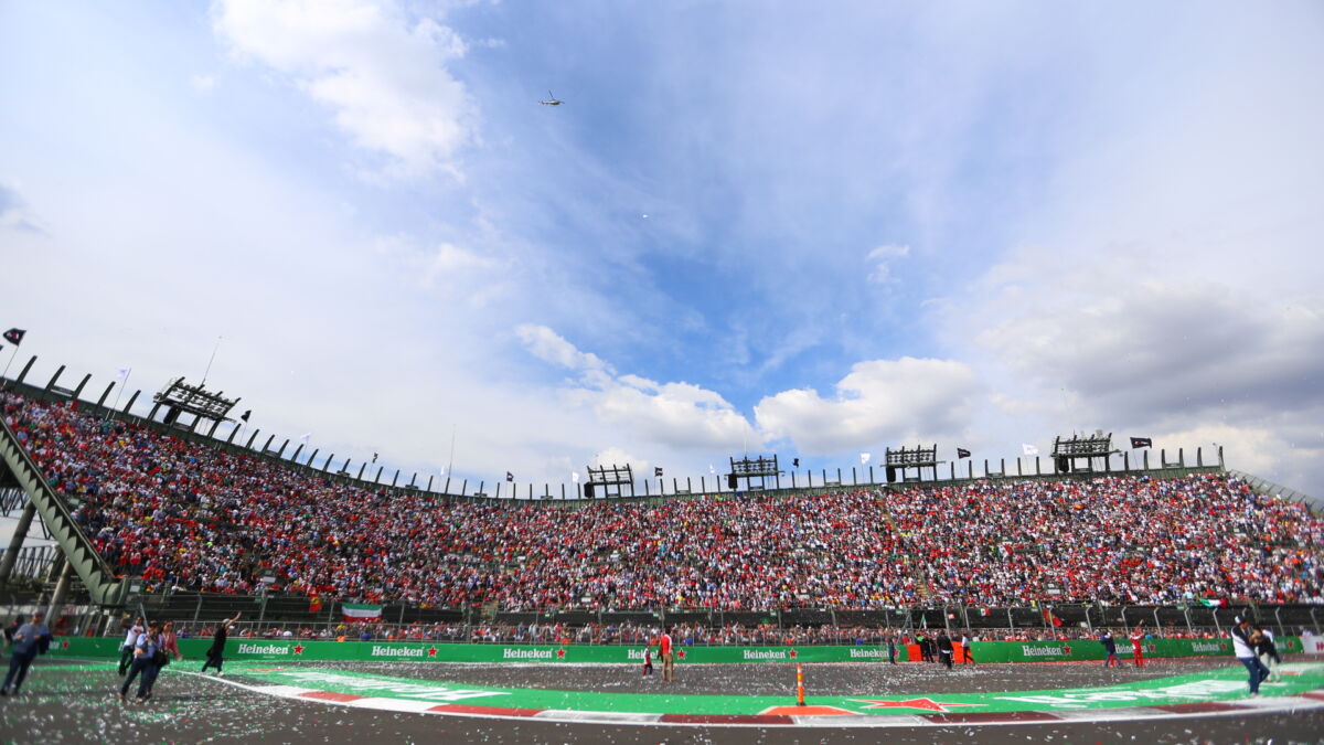 Gradas llenas en la zona del estadio del Autódromo Hermanos Rodríguez durante el Gran Premio de México 2016