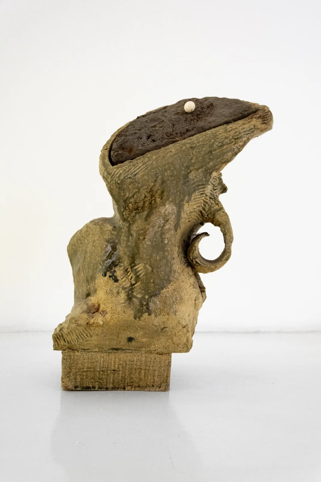 Escultura de cerámica Jar No. 90 B de James Hd Brown, con esmalte brillante y forma orgánica
