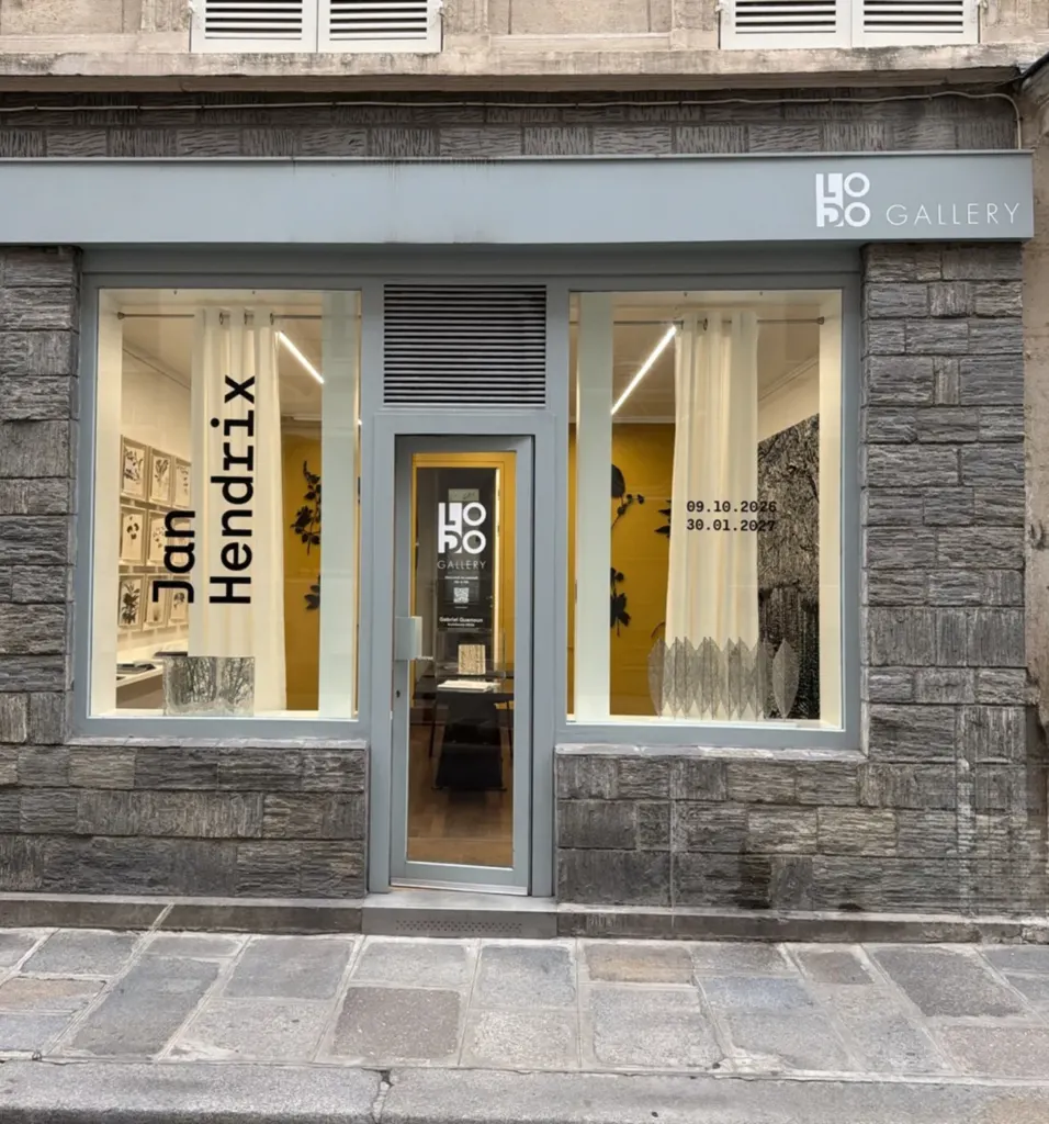 Fachada de LODO Gallery en Paris con la exposicion de Jan Hendrix