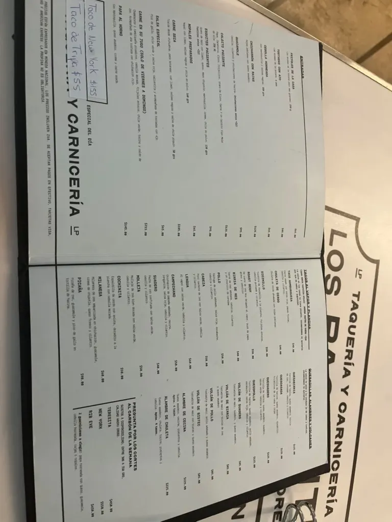 Carta de comida de Los Pacientes: volcanes, alambres y cortes al carbón con precios