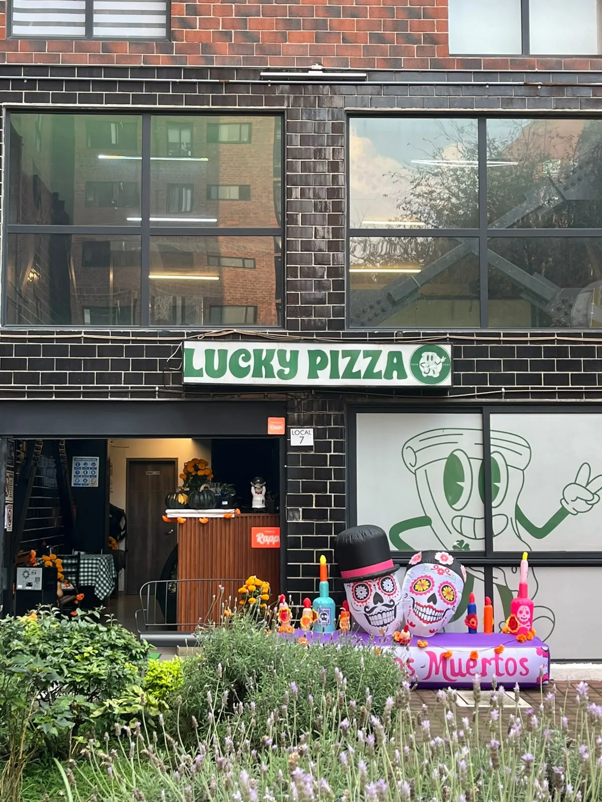 Lucky Pizza, Doctores