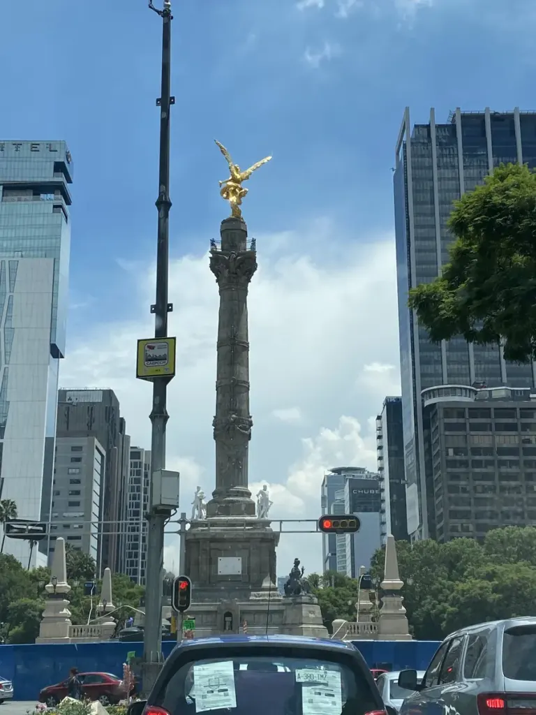 El Ángel de la Independencia sobre Paseo de la Reforma, punto de salida de la Mega Procesión de Catrinas en la CDMX