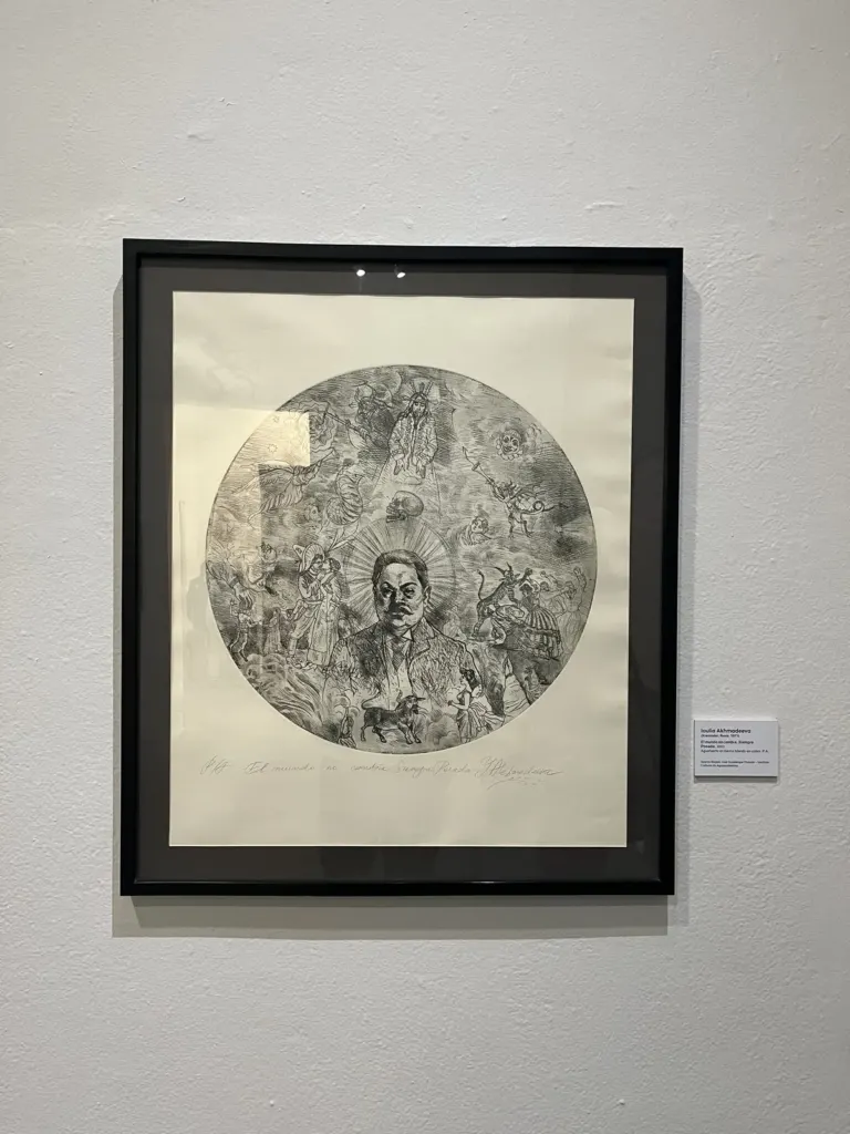 Estampa circular en blanco y negro enmarcada, El mundo no cambia. Siempre Posada de Ioulia Akhmadeeva, con su cédula al lado