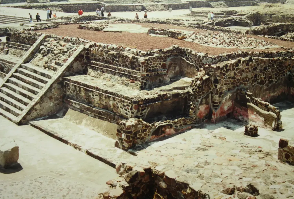 Templo de Quetzalcóatl en la Ciudadela de Teotihuacán, con escalinata y muros de piedra tallada