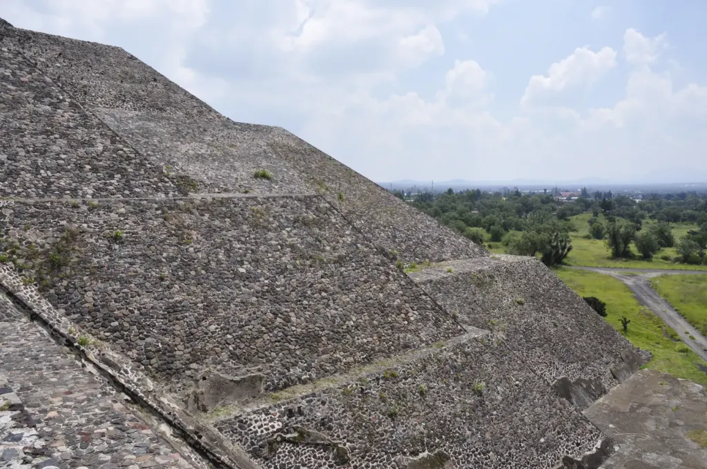 Ladera de talud y tablero de la Pirámide de la Luna de Teotihuacán, con el valle al fondo