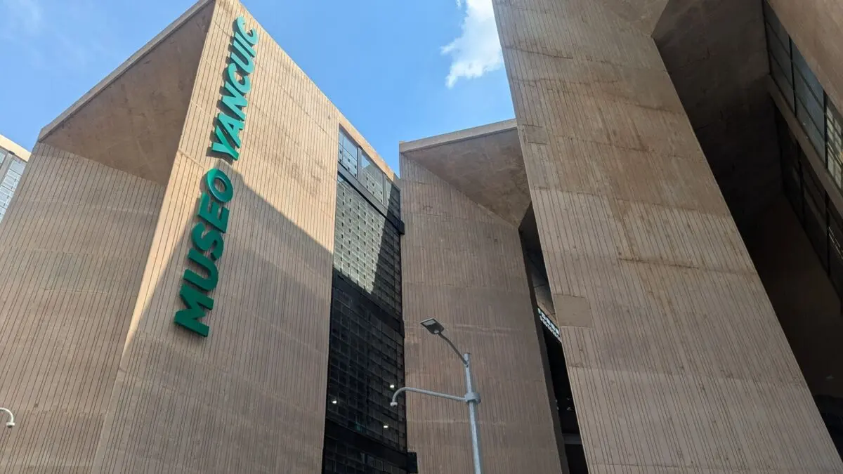 Fachada del Museo Yancuic, con el letrero verde «Museo Yancuic» sobre el edificio de concreto
