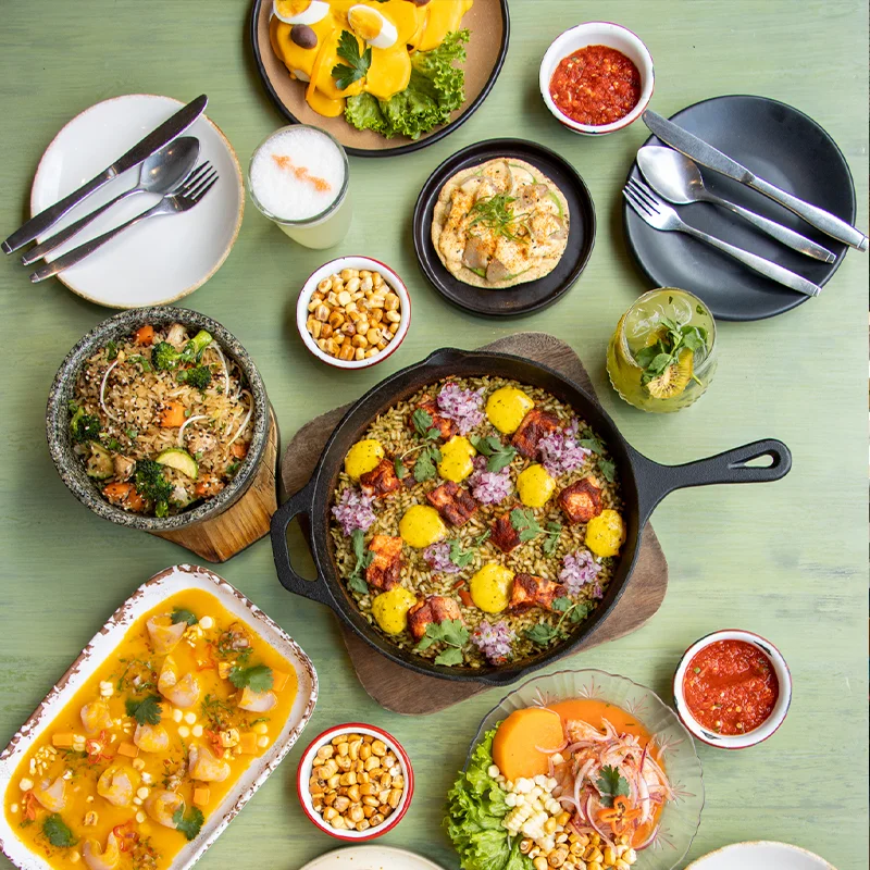 Mesa de platos peruanos en Yakumanka, CDMX