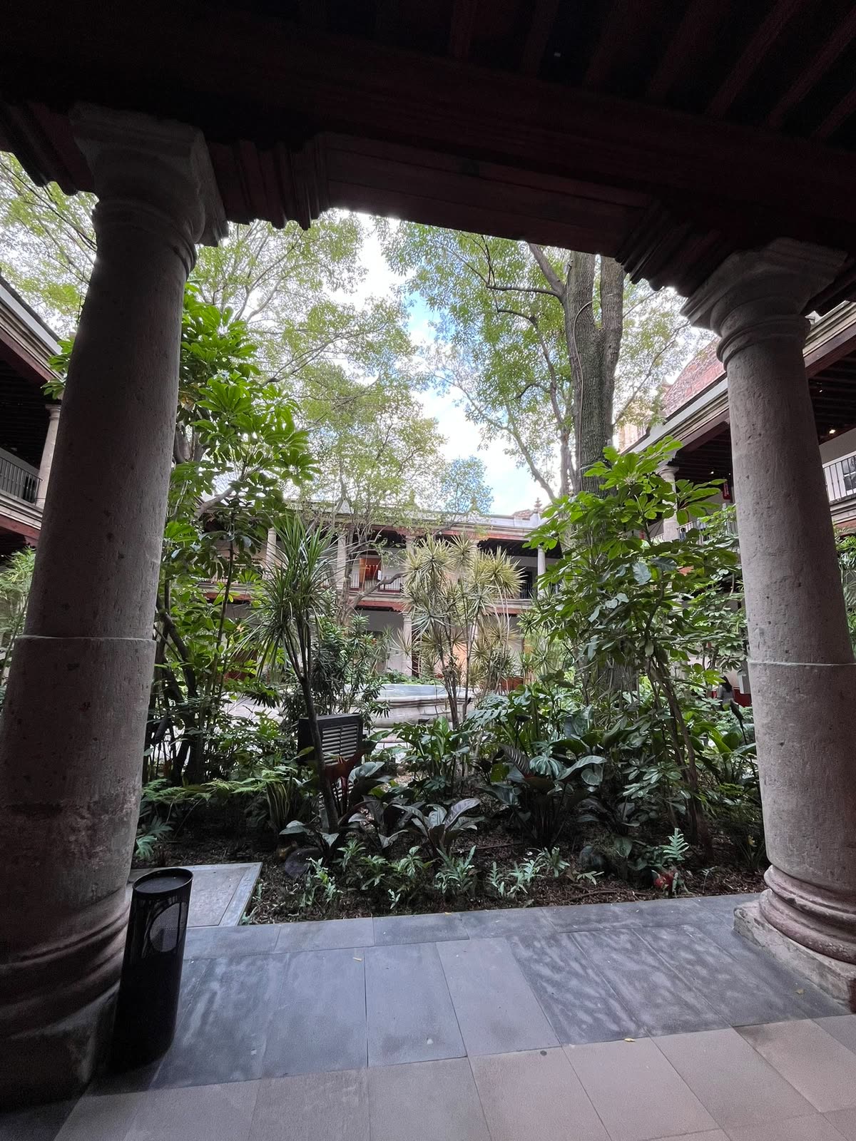 Claustro con columnas de piedra y jardín interior del Museo Franz Mayer en el Centro Histórico de CDMX